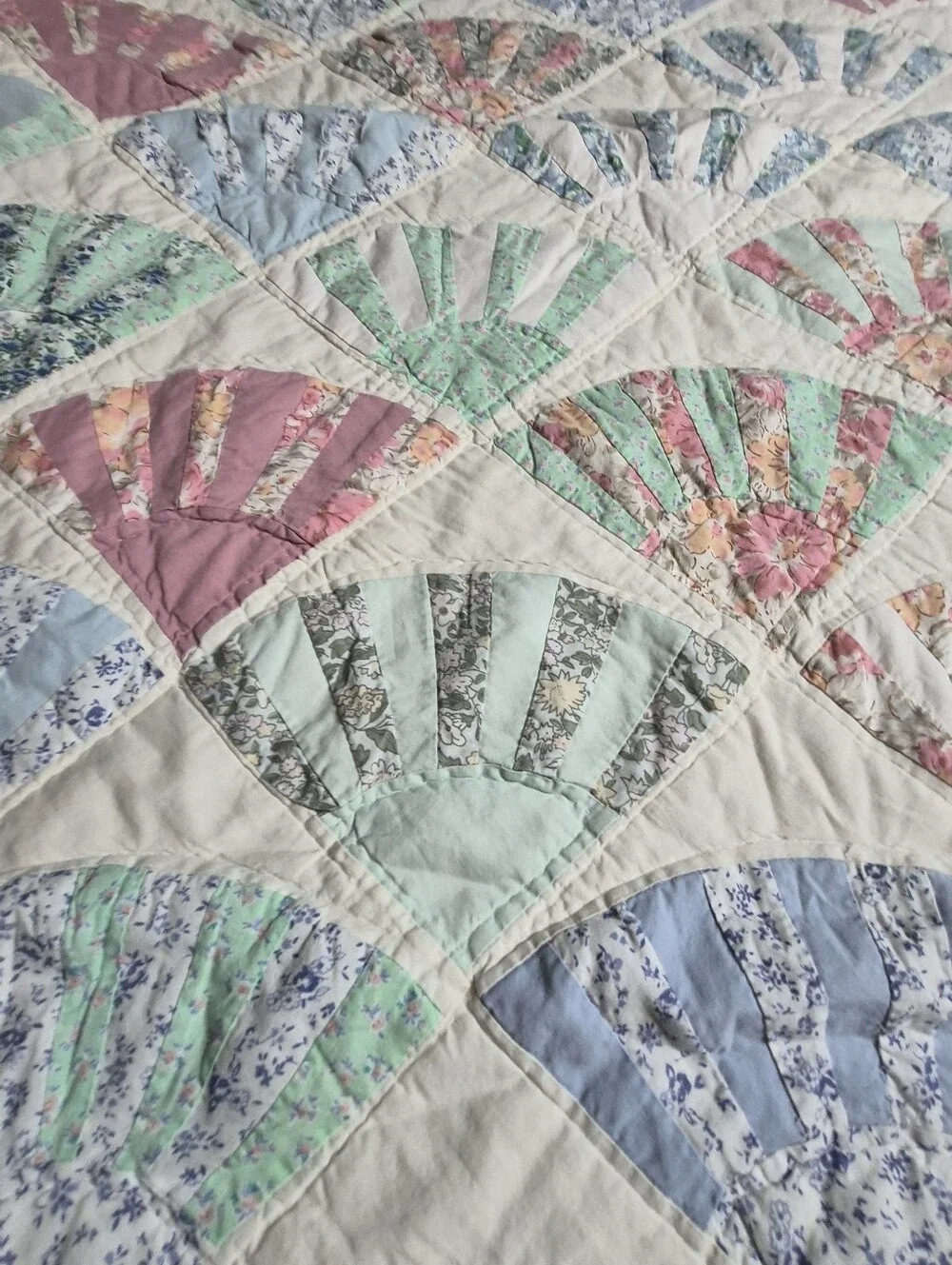 Vintage Fan-Pattern Quilted Bedspread in Pastel Multi 76×77